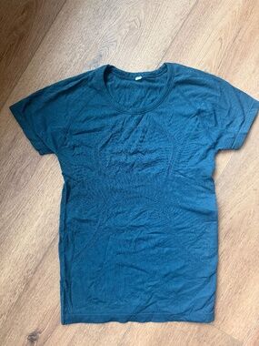 Lululemon Swiftly Tech Short Sleeve, size 4, Green/Blue